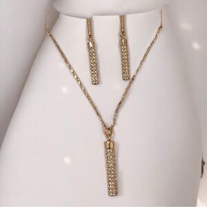 Elegant Gold Jewelry Set with Crystals
